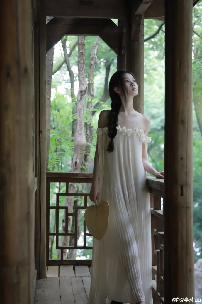 儿童玩七巧板游戏